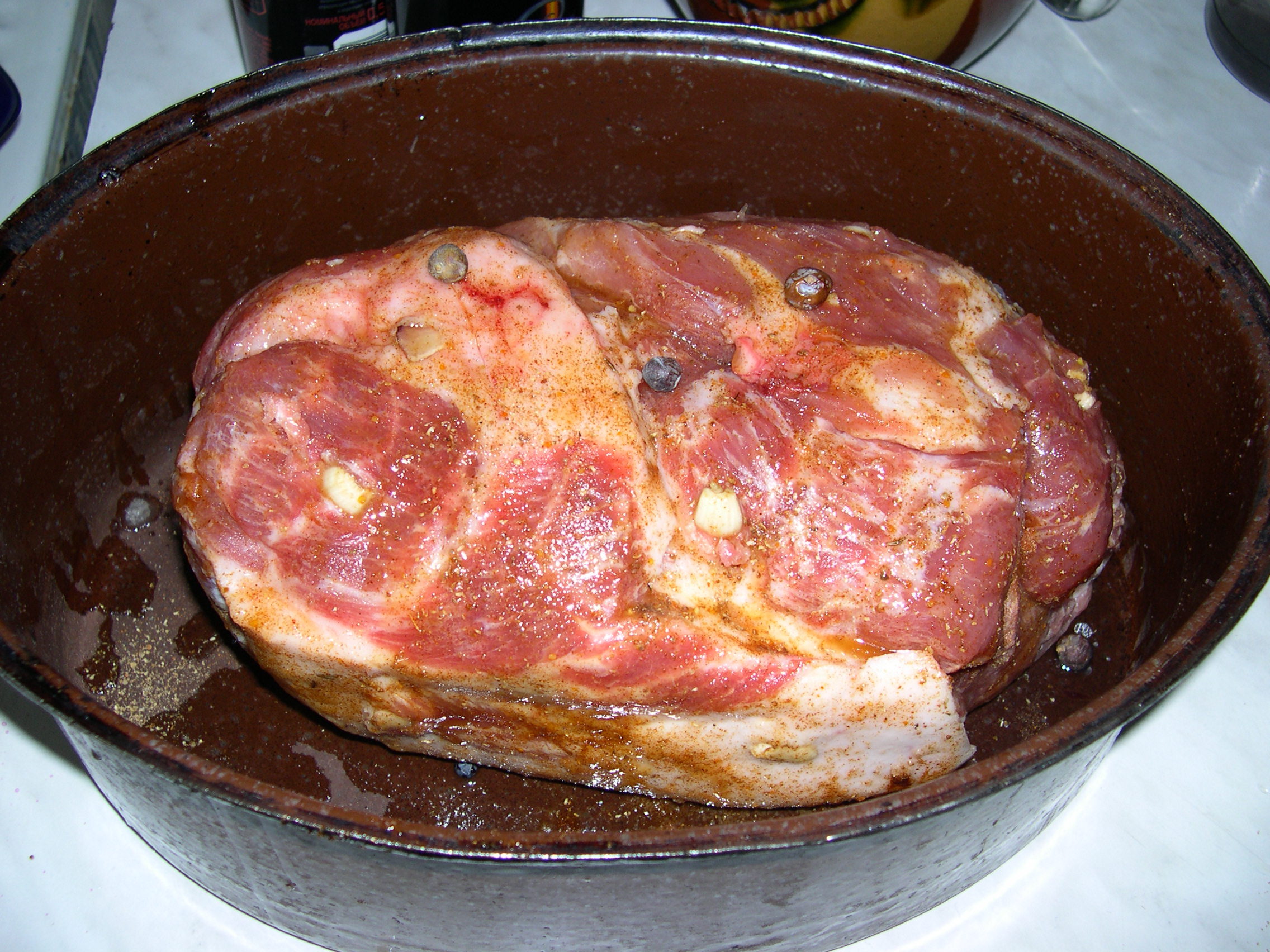 Кусок свинины, подготовленный к жарке